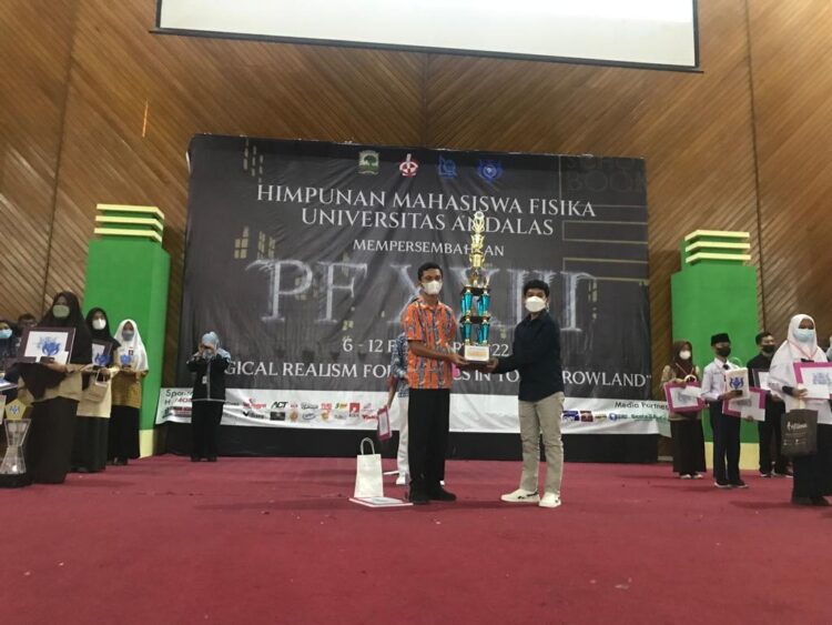 Penyerahan piala bergilir kepada salah satu pemenang di acara Physics Festival di Auditorium Universitas Andalas, Jumat (12/2/2022). (Genta Andalas/Suhada Tri Marneli)