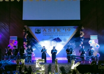 1.	Penampilan perkusi oleh grup induk acara ASIK’19 di Auditorium Unand, Senin (28/2/2022) (Genta Andalas/Dian Fitri Yova)