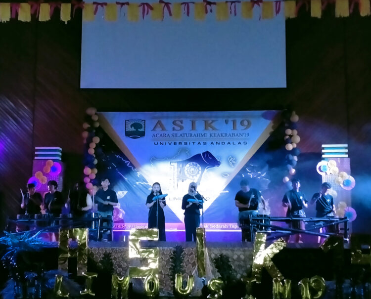 1.	Penampilan perkusi oleh grup induk acara ASIK’19 di Auditorium Unand, Senin (28/2/2022) (Genta Andalas/Dian Fitri Yova)