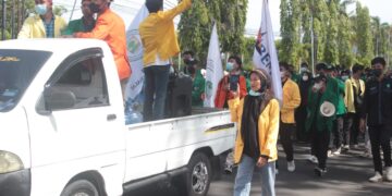 Caption : BEM SB lakukan aksi evaluasi satu tahun Mahyeldi-Audy di Kantor Gubernur Sumatra Barat pada Kamis, (24/02/2022). (Genta Andalas/Nando Ferdiansyah)