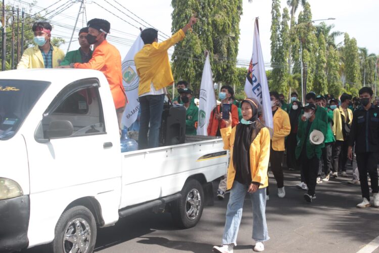 Caption : BEM SB lakukan aksi evaluasi satu tahun Mahyeldi-Audy di Kantor Gubernur Sumatra Barat pada Kamis, (24/02/2022). (Genta Andalas/Nando Ferdiansyah)