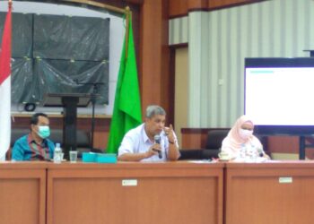 Wakil Rektor III Unand (tengah) sedang menjelaskan rencana kegiatan kemahasiswaan tahun 2022 di Ruang Studio PKM Unand, Kamis (3/2/2022).