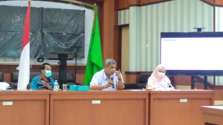 Wakil Rektor III Unand (tengah) sedang menjelaskan rencana kegiatan kemahasiswaan tahun 2022 di Ruang Studio PKM Unand, Kamis (3/2/2022).