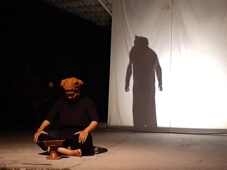 Penampilan panggung puisi 2022 dengan judul "Langgam Harimau" oleh kelompok 8 di Medan Nan Balinduang FIB Unand pada Sabtu, (26/3/2022).