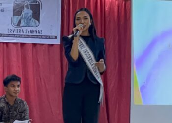 Putri Indonesia Perwakilan Sumatera Barat tahun 2022 menyampaikan materi di acara talkshow di Gedung B Fakultas Ilmu Sosial dan Ilmu Politik Unand pada Kamis (17/3/2022)