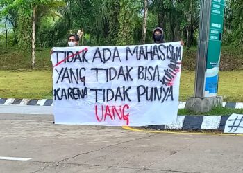 Aksi Protes oleh Aliansi Mahasiswa Peduli Unand (AMPU) mengenai nasib mahasiswa yang tidak lolos KIP-K di gerbang Unand, Senin (14/3/22). (Genta Andalas/Haura Hamidah)