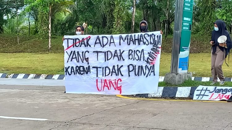 Aksi Protes oleh Aliansi Mahasiswa Peduli Unand (AMPU) mengenai nasib mahasiswa yang tidak lolos KIP-K di gerbang Unand, Senin (14/3/22). (Genta Andalas/Haura Hamidah)