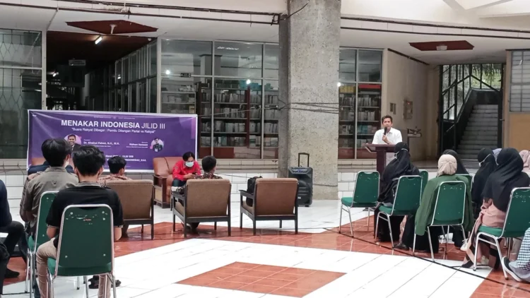 Penyampaian materi mengenai penundaan pemilu 2024 oleh Khairul Fahmi di Pusat Kegiatan Mahasiswa Universitas Andalas, Kamis (17/3/2022). (Genta Andalas/ Aisyah Luthfi)