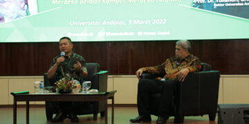 Kepala Staf TNI Angkatan Darat, Dudung Abdurachman menjawab pertanyaan di acara Kuliah Umum Ketahanan Nasional di Convention Hall Universitas Andalas (Unand), Rabu (9/3/2022).