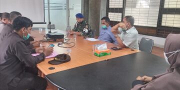 Koordinator Umum, Kepala Biro Umum dan Sumberdaya, beserta tim keamanan kampus Universitas Andalas (Unand) sedang melangsungkan rapat pelaksanaan penertiban PKL di Rektorat Unand, Rabu (2/3/2022). (Genta Andalas/Efi Fadhillah)
