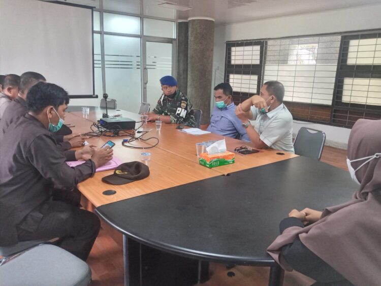 Koordinator Umum, Kepala Biro Umum dan Sumberdaya, beserta tim keamanan kampus Universitas Andalas (Unand) sedang melangsungkan rapat pelaksanaan penertiban PKL di Rektorat Unand, Rabu (2/3/2022). (Genta Andalas/Efi Fadhillah)