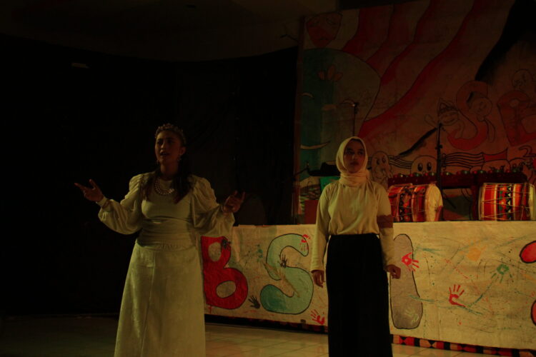 Pertunjukan teater dalam perhelatan Semalam Bersama Studio Merah di Gedung Adityawarman, Padang, Sabtu (26/3/2022). (Genta Andalas/Geliz Luh Titisari).