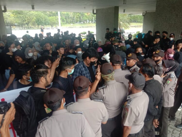 Aksi AMPU kawal KIP-K di Gedung Rektorat Unand, Jumat (17/3/2022). (Genta Andalas/Sandra Ardiyana)