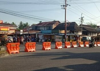 Pembatas jalan di persimpangan Pasar Baru, Selasa (29/3/2022). (Genta Andalas/ Aisha Prameswari Sayidina)
