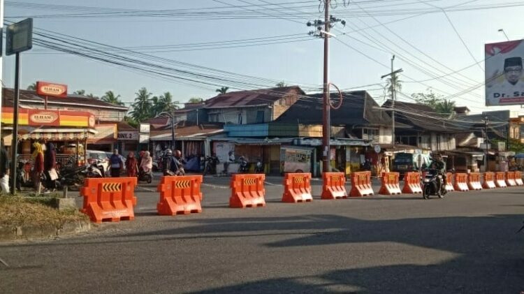 Pembatas jalan di persimpangan Pasar Baru, Selasa (29/3/2022). (Genta Andalas/ Aisha Prameswari Sayidina)