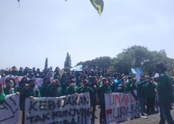 Aksi BEM KM Unand terkait kejelasan mahasiswa tidak lolos KIP-K di depan Gedung Rektorat Unand, Selasa (29/03/2022). (Genta Andalas/ Nabila Annisa)