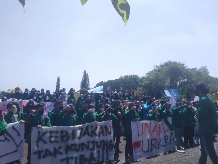 Aksi BEM KM Unand terkait kejelasan mahasiswa tidak lolos KIP-K di depan Gedung Rektorat Unand, Selasa (29/03/2022). (Genta Andalas/ Nabila Annisa)