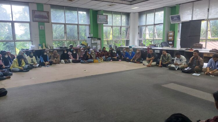 Badan Eksekutif Mahasiswa Sumatra Barat (BEM SB) melakukan konsolidasi akbar menuju aksi penolakan penundaaan pemilu yang dihadiri oleh sepuluh universitas  di sekretariat BEM KM Universitas Andalas, Jumat (8/4/2022). (Genta Andalas/Naufal Al Farisi)