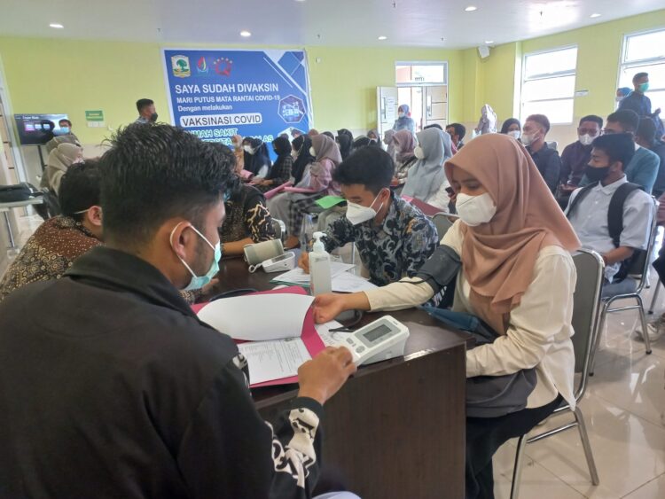 Mahasiswa baru SNMPTN Universitas Andalas melaksanakan Medical Check Up (MCU) di Rumah Sakit Universitas Andalas, Selasa (12/4/2022) (Genta Andalas/Bilqis Zehira Ramadhanti Ishak)