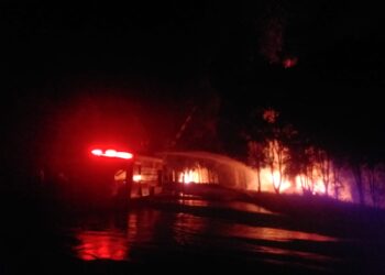 Pemadaman api oleh tim pemadam kebakaran Unand di Simpang Pool Bus Unand pada Sabtu, (16/4/2022). (Genta Andalas/Dok. Pribadi)