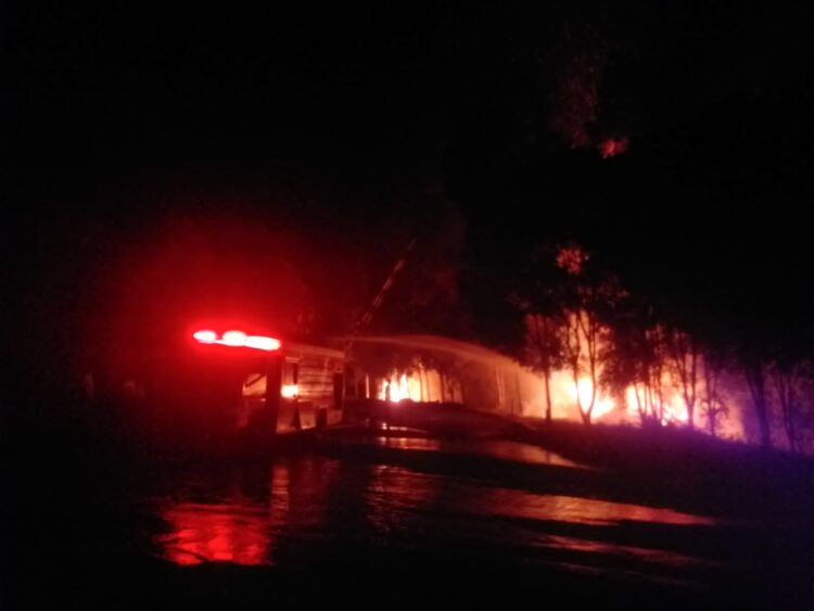 Pemadaman api oleh tim pemadam kebakaran Unand di Simpang Pool Bus Unand pada Sabtu, (16/4/2022). (Genta Andalas/Dok. Pribadi)