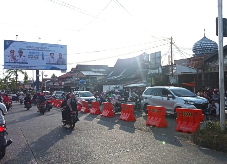 Arus Ramai Lancar di sepanjang Jalan Simpang Pasar Baru pada Minggu (3/2/2022). (Genta Andalas/Joy Prima)