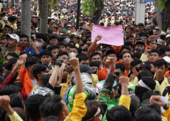 Massa aksi Gerakan Rakyat Serentak jalan depan Gedung DPRD Sumbar, Senin (11/4/2022). (Genta Andalas/ Afri Haikil).