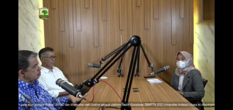 Sosialisasi SBMPTN dan SIMA Unand yang disiarkan di Youtube Humas Unand (Unand Official), Senin (4/4/2022). (Genta Andalas/Tangkapan Layar)