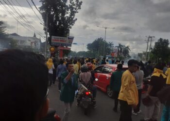 Suasana saat terjadi kericuhan saat aksi mahasiswa 11 April di gedung DPRD Sumbar, Senin (11/4/2022). (Genta Andalas/ Asa Alvino Wendra)