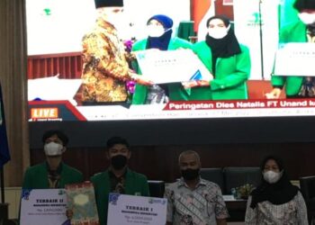 Capt: Penyerahan penghargaan mahasiswa berprestasi Fakultas Teknik Unand, Selasa (17/5/2022). (Genta Andalas/Merry Prihandayani Sali)
