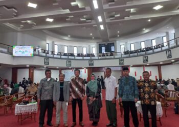 Sesi foto bersama Dekan Fakultas Universitas Andalas pada acara Lustrum II Dies Natalis ke-10 yang diadakan pada Rabu (18/05/2022) (Genta Andalas/ Rizki Ulfa Rambe)