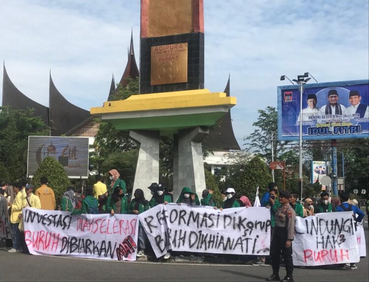 Aksi Aliansi BEM SB terkait May Day dan Hari Buruh di Simpang DPRD Sumbar pada Sabtu (21/5/2022). (Genta Andalas/ Nabila Annisa).
