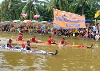 Antusiasme warga menyaksikan Sabiduak Selaju Sampan di Nagari Sungai Langkok Kabupaten Dharmasraya. (Genta Andalas/Dok.Pribadi)