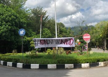Spanduk aksi Koin Untuk Unand yang diadakan oleh AMPU, Selasa (28/6/2022)