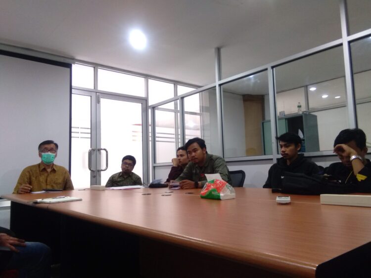 Wakil Rektor I Unand melaksanakan diskusi informal bersama Unit Kegiatan Mahasiswa (UKM) Unand di Rektorat, Kamis (30/6/2022). (Genta Andalas/Linda Susanti)