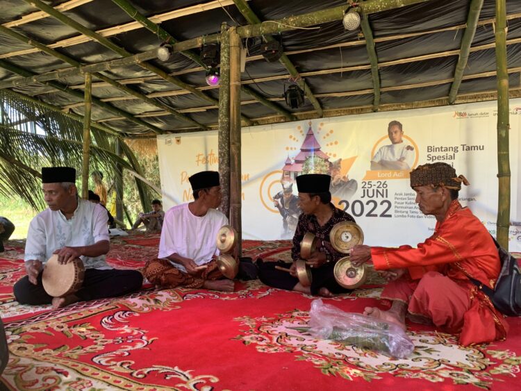 Masyarakat memainkan alat musik tradisional Talempong Pacik dalam acara Festival Pesona Pariangan Nagari Terindah di Pariangan, Minggu (26/6/2022). (Genta Andalas: Nurul Anisa Azwir)