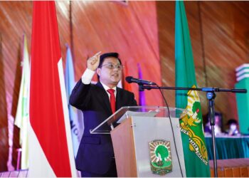 Orasi Ilmiah Dany Amrul Ichdan Direktur Hubungan Kelembagaan Mind.id, Sabtu (16/7/2022). (Genta Andalas/ Dok. Humas Unand)