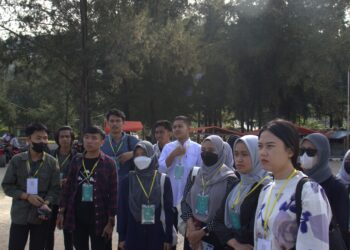 Peserta Pelatihan Jurnalistik Tingkat Lanjut Nasional mendengarkan pengarahan simulasi materi video feature di Pantai Air Manis Padang,   Sabtu (16/7/2022). (Genta Andalas/Nabila Annisa)
