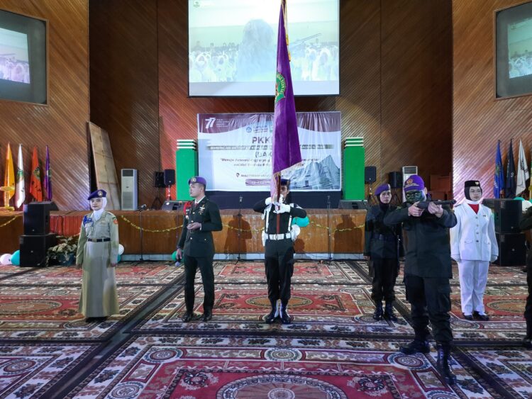 Penampilan UKM Resimen Mahasiswa pada rangkaian acara Bakti 2022 di Auditorium Universitas Andalas, Sabtu (17/8/2022). (Genta Andalas/Muhammad Farhan Rabbani)