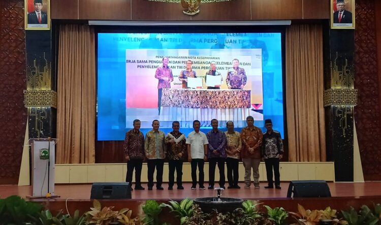 Foto Bersama Jajaran Petinggi Unand dengan Menteri Kelautan dan Perikanan RI dalam Acara Peluncuran Peletakan Batu Pertama Digital dan Kampus Cerdas di Convention Hall, Minggu (21/8/2022)