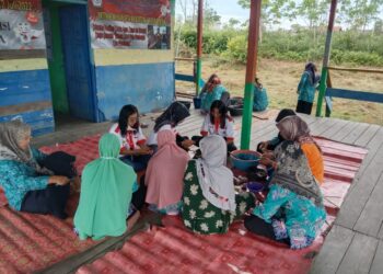 Mahasiswa KKN Kebangsaan dan Kelompok Ibu Pemberdayaan Kesejahteraan Keluarga Desa Manuntung membuat Abon Iwak Haruan, Jumat (19/8/2022). (Genta Andalas/Dok. Pribadi)