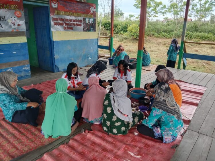 Mahasiswa KKN Kebangsaan dan Kelompok Ibu Pemberdayaan Kesejahteraan Keluarga Desa Manuntung membuat Abon Iwak Haruan, Jumat (19/8/2022). (Genta Andalas/Dok. Pribadi)
