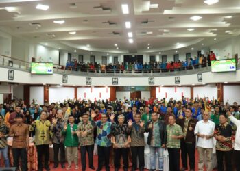 Rektor Universitas Andalas (Unand) Yuliandri foto bersama dengan peserta Program Pertukaran Mahasiswa (PMM) Inbound Unand di Gedung Convention Hall Unand, Sabtu (20/08/2022).