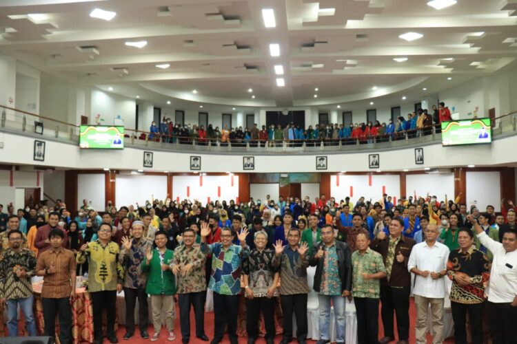 Rektor Universitas Andalas (Unand) Yuliandri foto bersama dengan peserta Program Pertukaran Mahasiswa (PMM) Inbound Unand di Gedung Convention Hall Unand, Sabtu (20/08/2022).