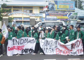 Barisan mahasiswa peserta aksi beriringan bergerak menuju ke depan gedung Gubernur Sumatra Barat, Senin (26/9/2022). (Genta Andalas/Fadhilah Lisma Sari
