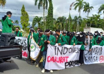 Aksi demonstrasi yang dilakukan BEM KM Unand di depan Kantor Gubernur Sumbar, Senin (26/9/2022). (Genta Andalas/Haura Hamidah)