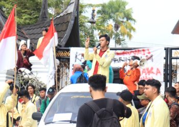 Perwakilan massa melakukan orasi di depan pagar Kantor DPRD Sumatera Barat, Rabu (7/9/2022). (Genta Andalas/Fatiza Khaira)