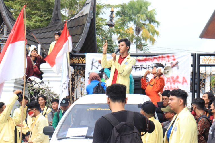 Perwakilan massa melakukan orasi di depan pagar Kantor DPRD Sumatera Barat, Rabu (7/9/2022). (Genta Andalas/Fatiza Khaira)