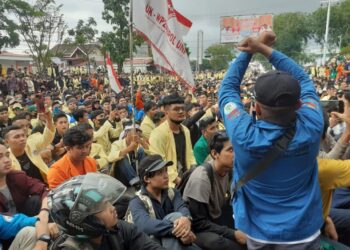 Aksi demontrasi yang dilakukan BEM SB di depan kantor DPRD Sumbar, Rabu (7/9/2022). (Genta Andalas/Fatiza Khaira)