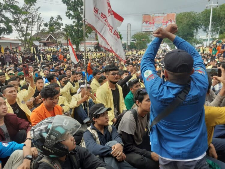 Aksi demontrasi yang dilakukan BEM SB di depan kantor DPRD Sumbar, Rabu (7/9/2022). (Genta Andalas/Fatiza Khaira)